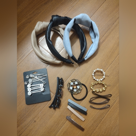 Assorted Hair Accessories - Picture 1 of 1